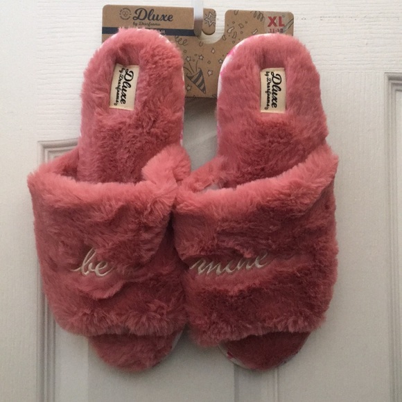 Ladies’ NWT Dluxe by Dearfoams “be mine” Fuzzy Slippers X-Large - Picture 1 of 11